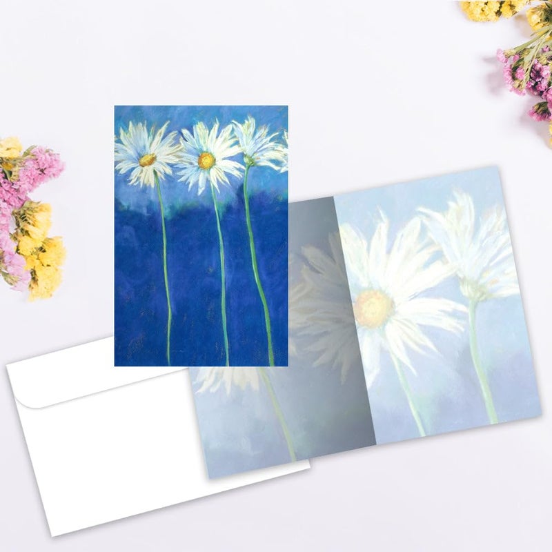 Tree-Free Greetings بطاقات تهنئة خالية من الأشجار - زهور الأقحوان على خلفية زرقاء - 12 بطاقة معاد تدويرها بحجم 4x6 ومظاريف بيضاء، ورق سميك، مصنوعة بشكل مستدام في الولايات المتحدة - زهور صيفية تذكارية - Image 2